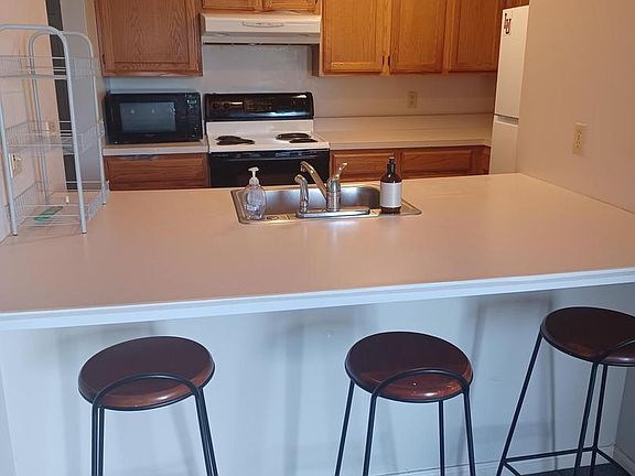 4th image of 302 W 8th St