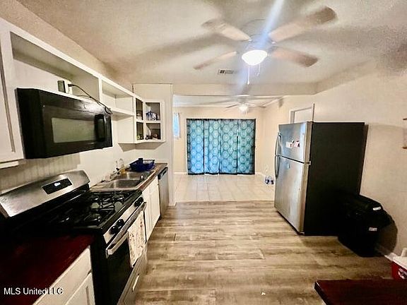 2nd image of 3810 Sherwood Dr