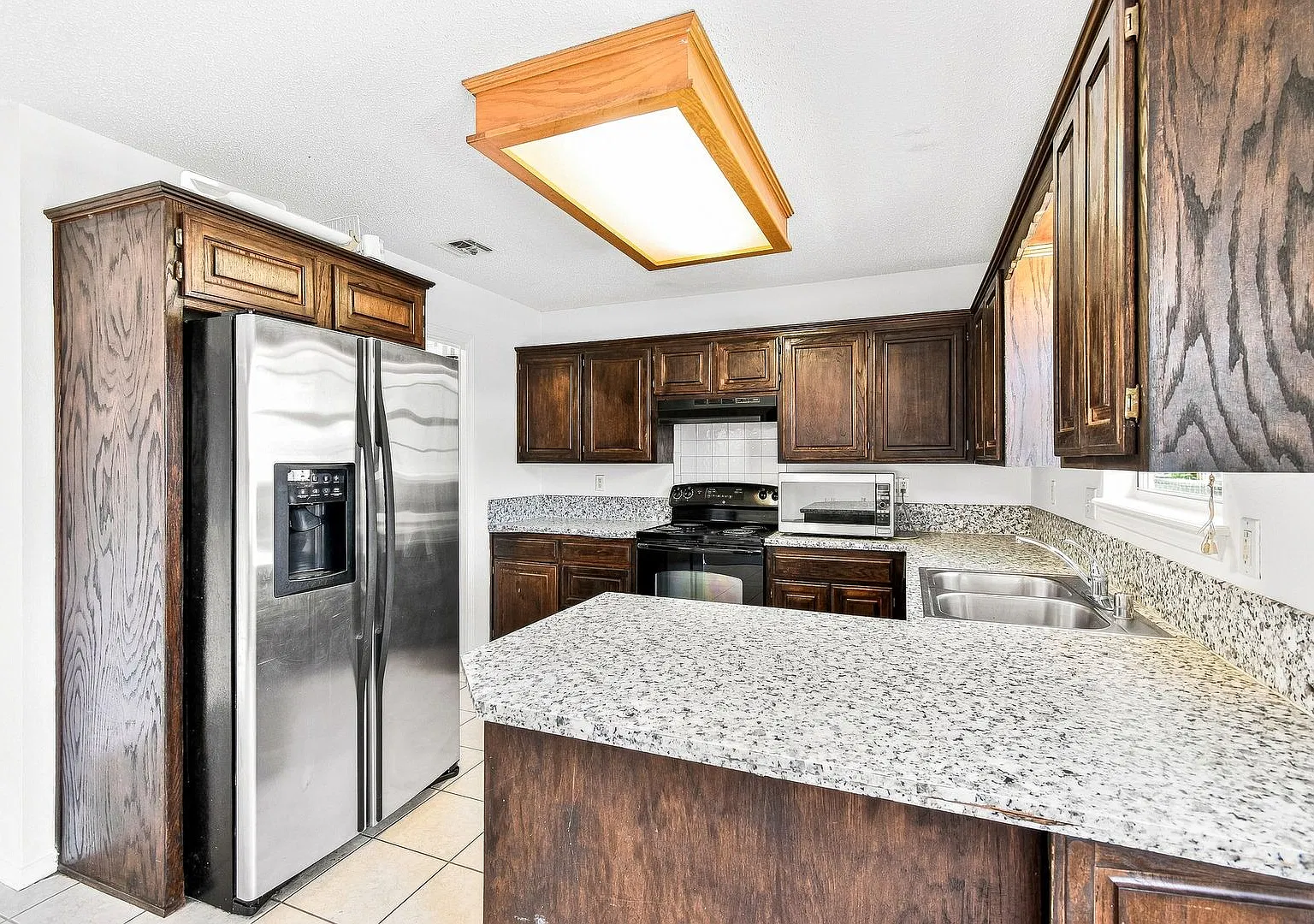 Three Bedroom Two Bathroom House For Rent — Photo 1