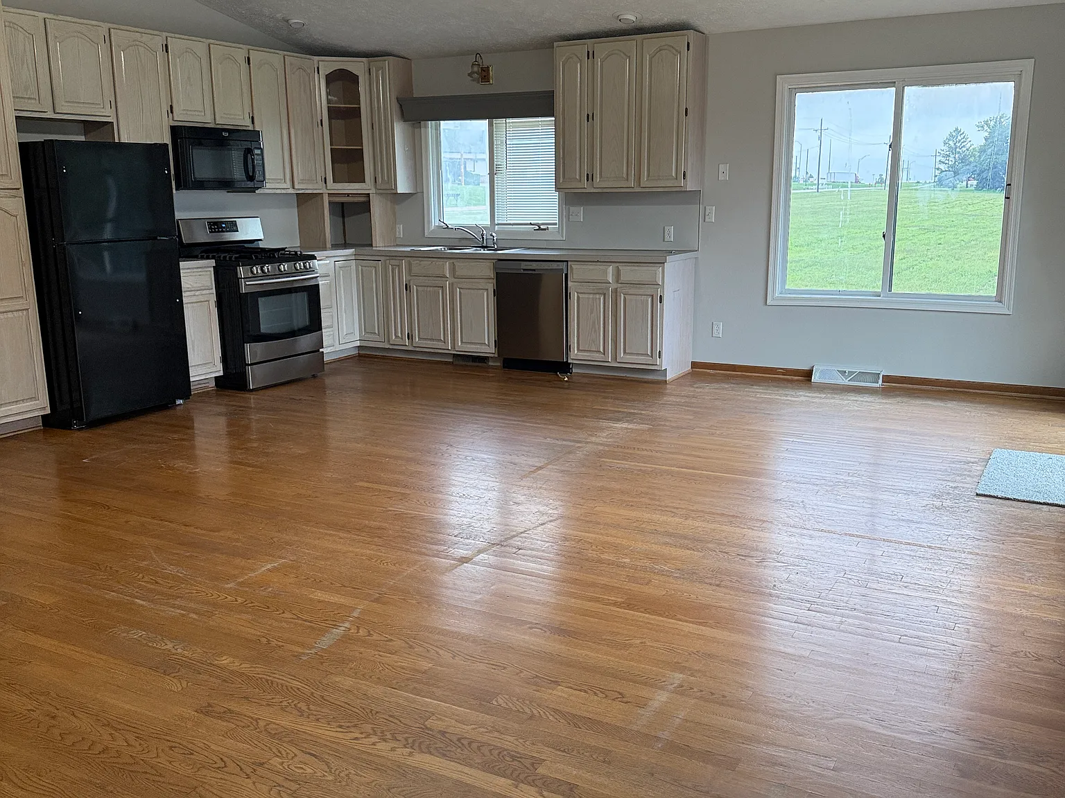 5 bed, 2300 sqft, $2,750 — Photo 3