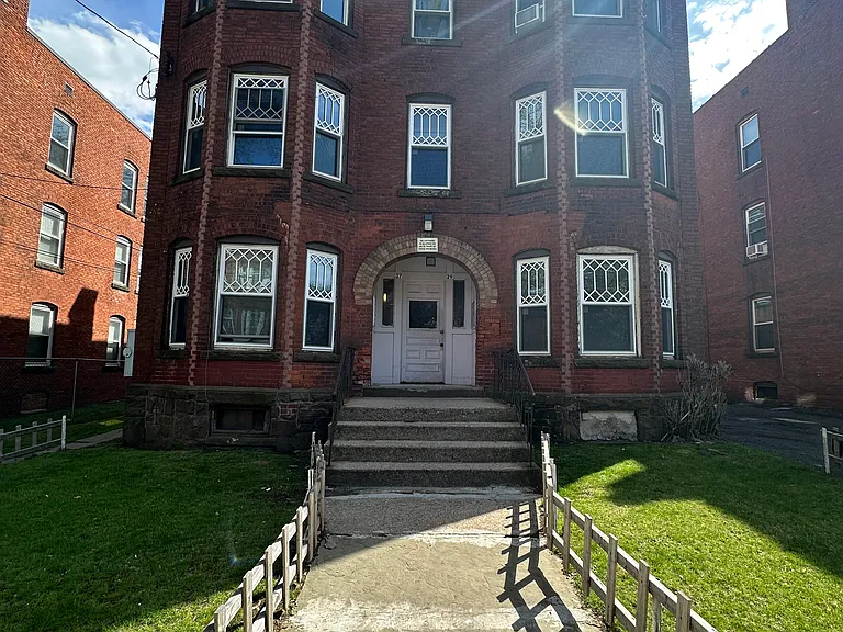 27 Mortson St #3E — Photo 15