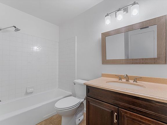 3rd image of 5062 Cadiz Cir