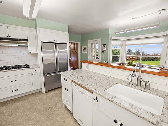 3rd image of 999 Ridge Dr