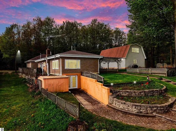 909 Hillcrest Dr, Boon, MI 49618