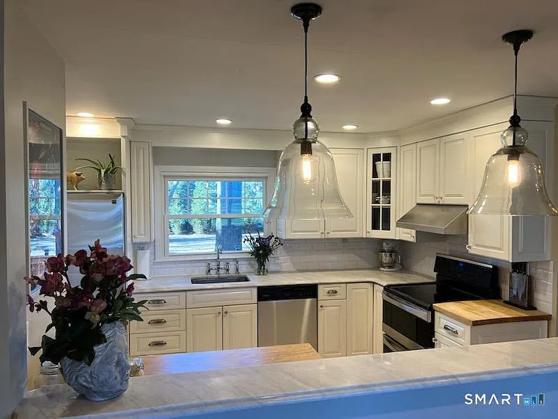 3 bed, 1.5 bath, 1377 sqft, $6,500 — Photo 3