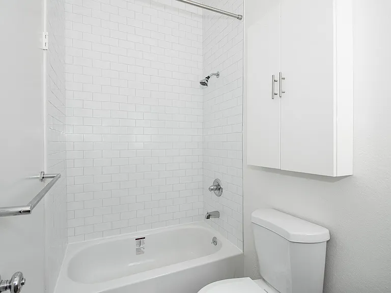 977 Pine St — Photo 12