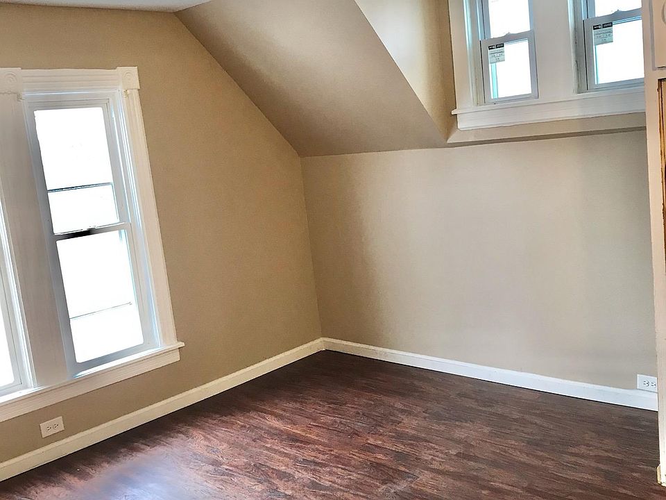 Large bedroom - has charming English design and beauty.