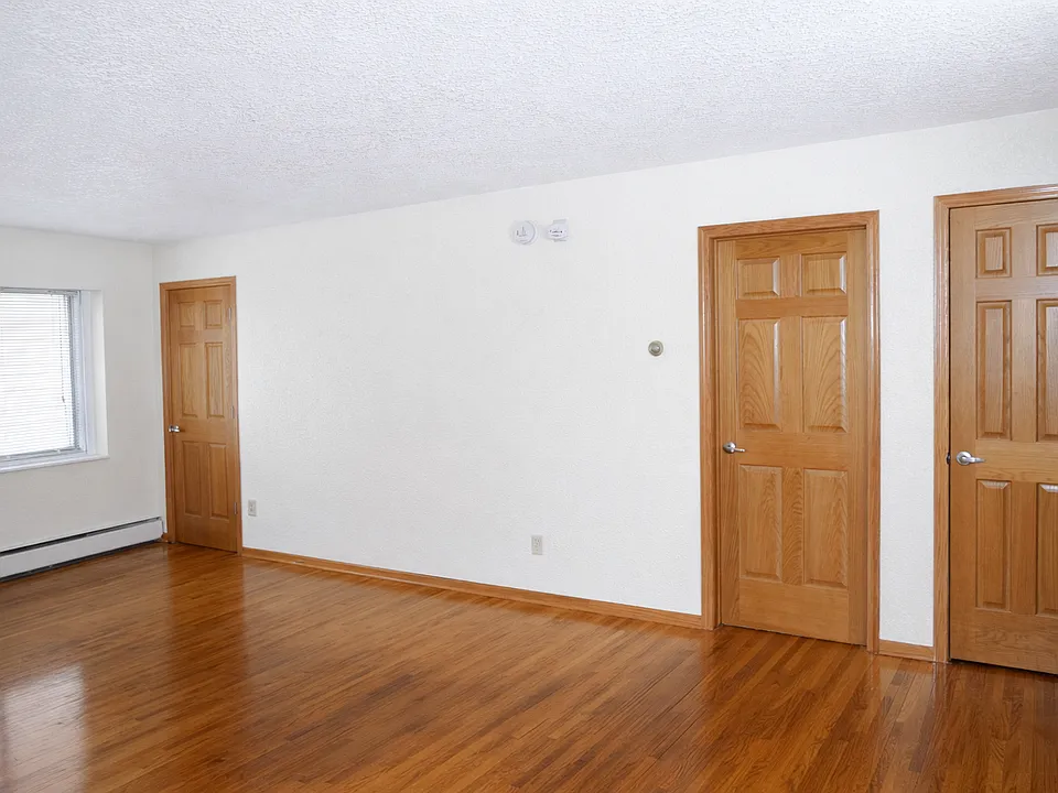 319 8th St SE