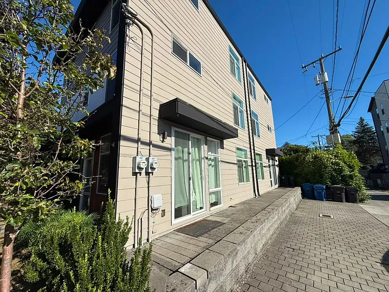 1017 NE 55th St — Photo 24