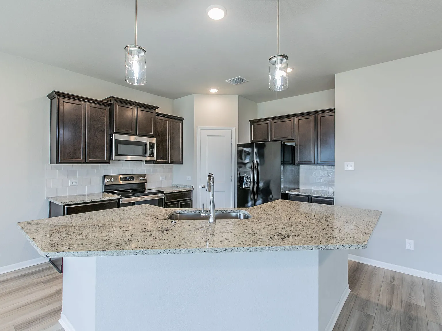 3 bed, 1415 sqft, $1,750 — Photo 2