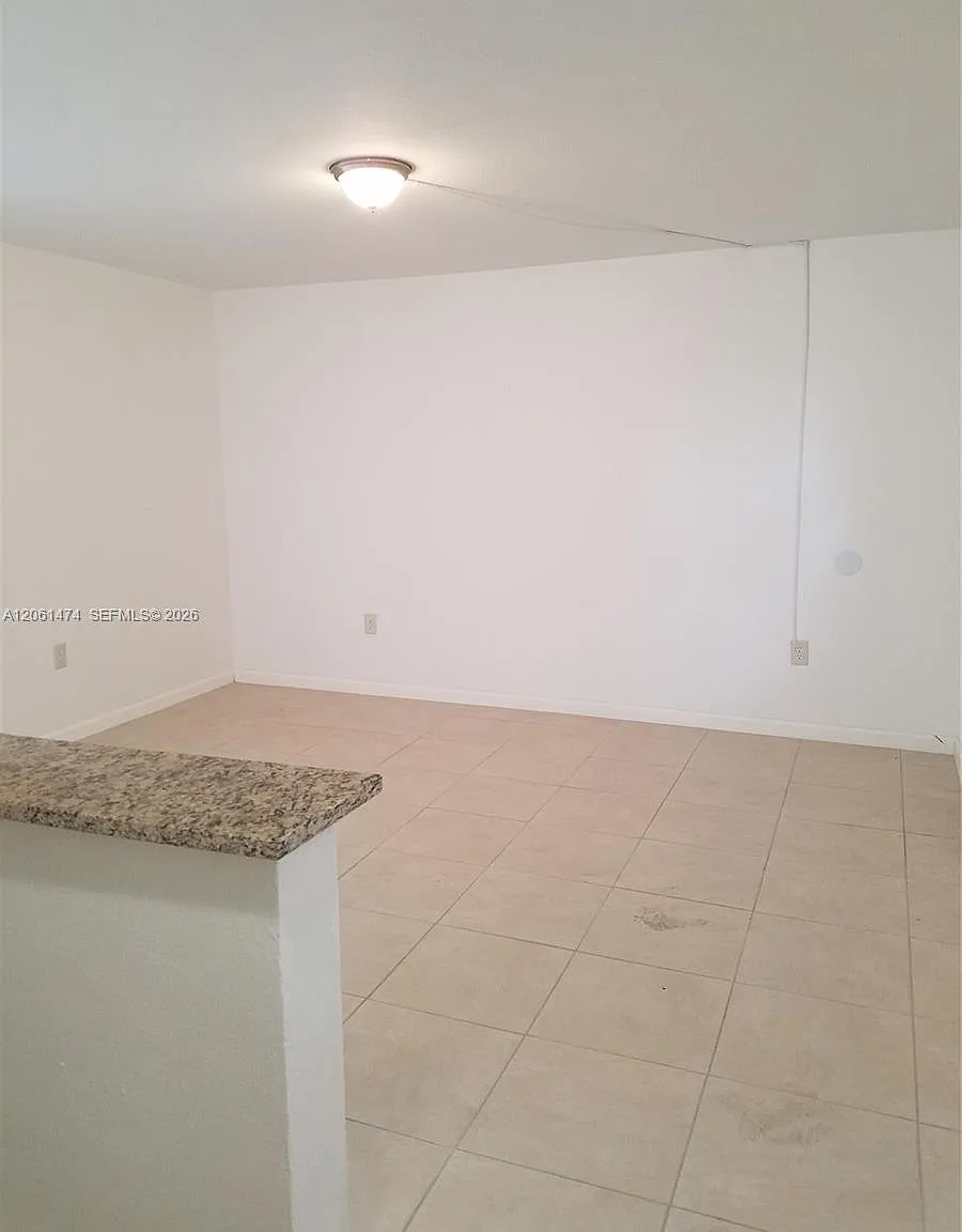 Ludlam Gardens Condo — Photo 1