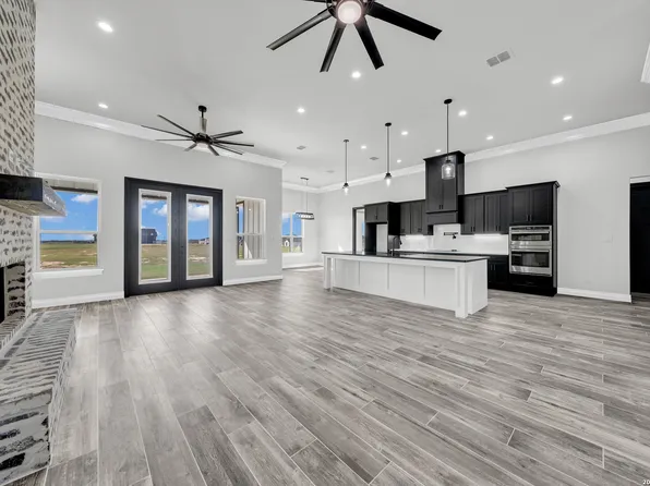 158 Estates Dr, La Vernia, TX 78121