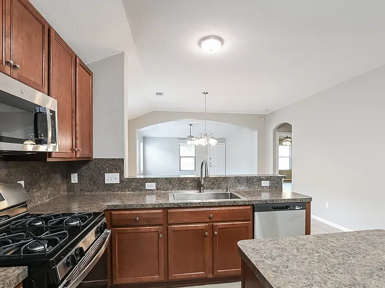 376 Henry St — Photo 4