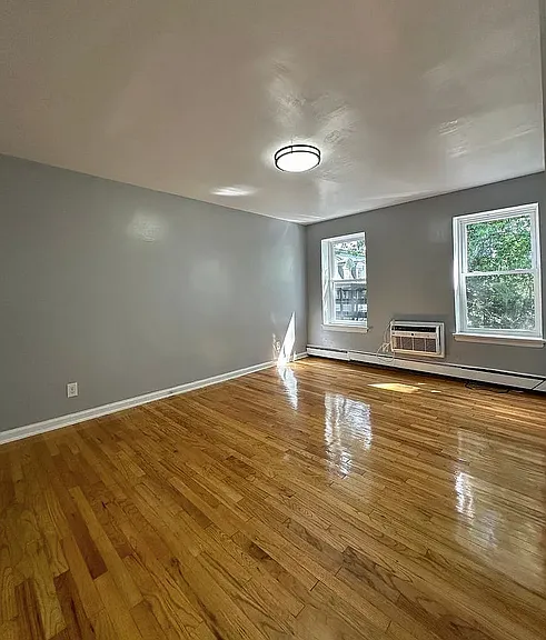 138 E 7th St #7 — Photo 28
