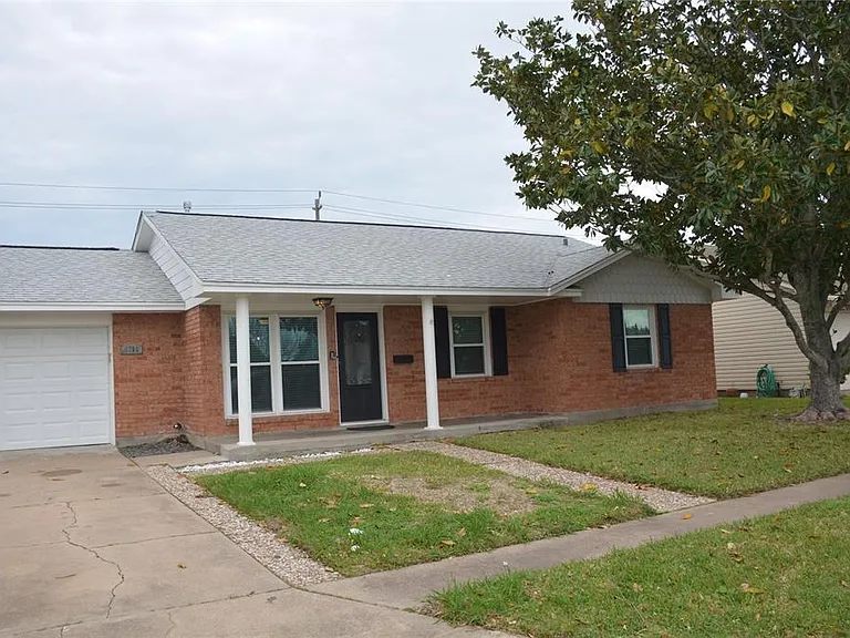 2806 Pine St — Photo 1