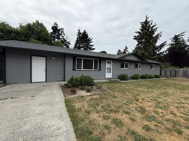 100 W Robert Pl — Photo 1