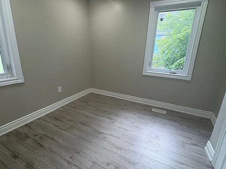 123 Charles St E — Photo 3