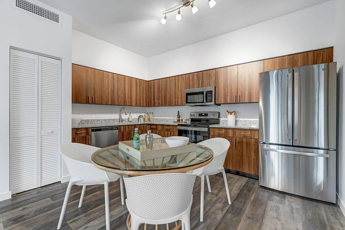 2 bed, 2.0 bath, 1100 sqft, $2,200 — Photo 2
