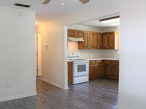 3rd image of 1045 W Pecan St