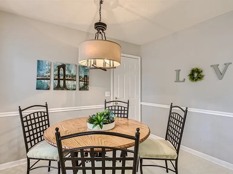 117 Southampton Ct — Photo 9