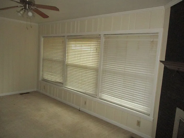 1020 Edgewater Dr — Photo 2