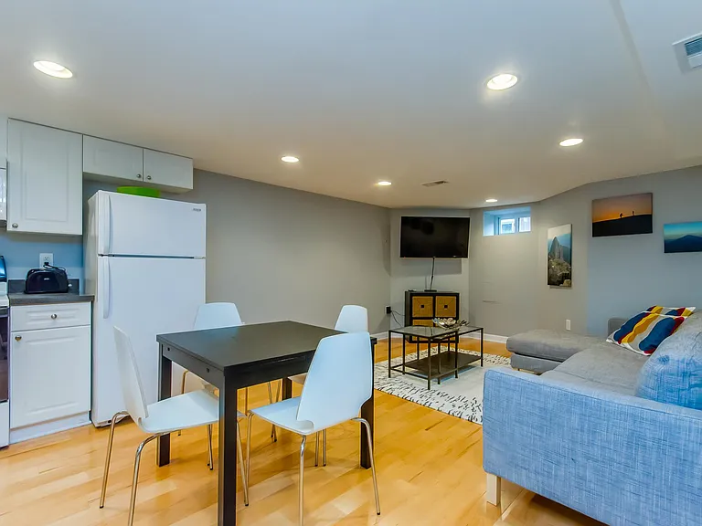 510 E St NE #B — Photo 4