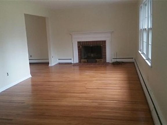 4th image of 107 Saint James Pl