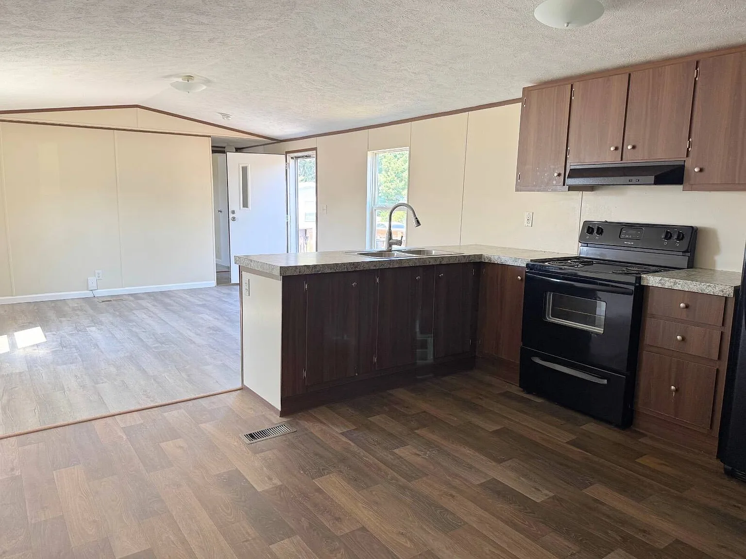 2 bed, 2.0 bath, 840 sqft, $900 — Photo 2
