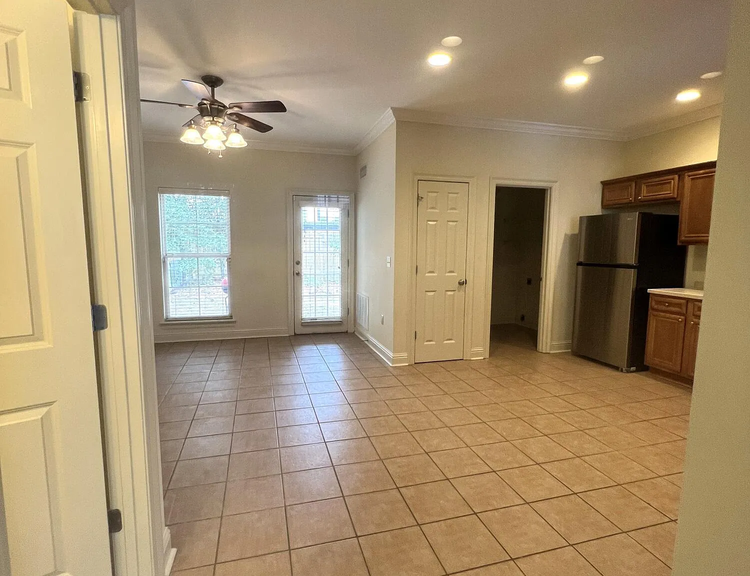 2 bed, 1.5 bath, 1301 sqft, $1,275 — Photo 4