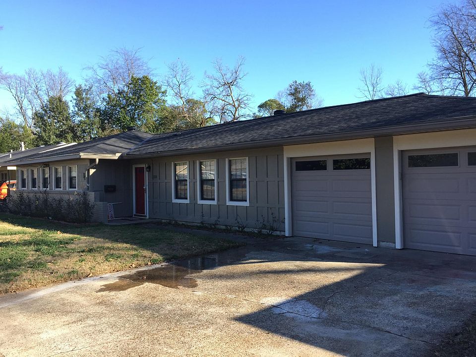 front of home with 2 cars garage