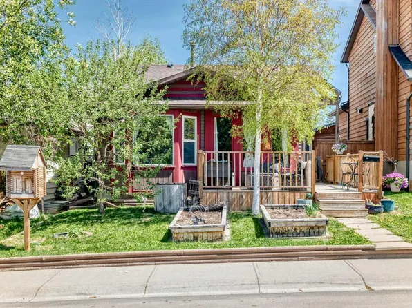 52 W Beacham Rd NW, Calgary, AB T3K 1S4