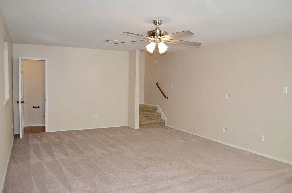 3 bed, 2.5 bath, 1856 sqft, $1,900 — Photo 4