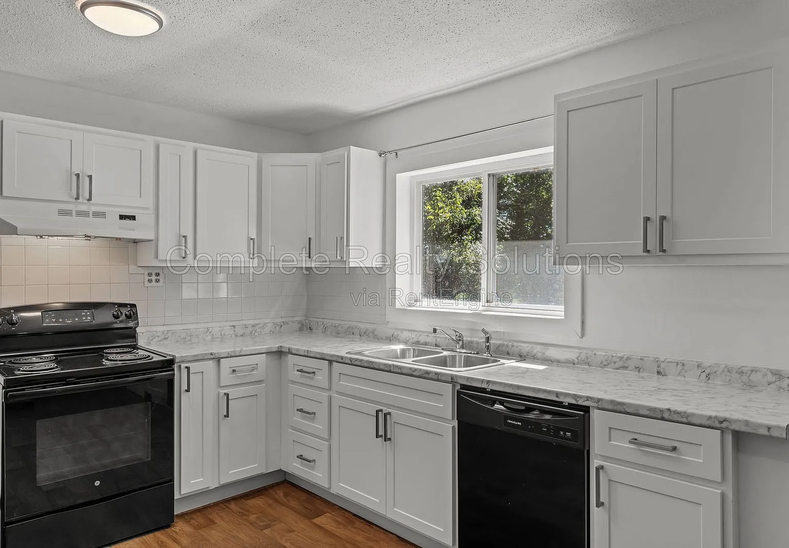 3 bed, 1.0 bath, 1326 sqft, $1,400 — Photo 2