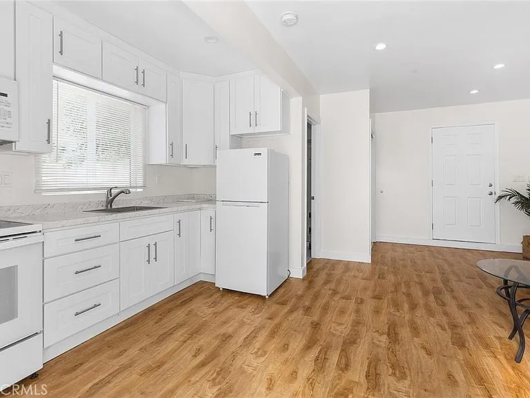 8829 Sylmar Ave — Photo 4