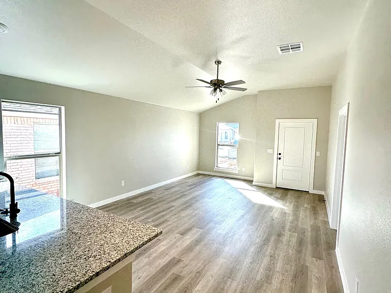 3210 Cottonwood Ave — Photo 3