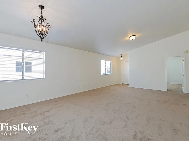3114 S Vaughn Dr — Photo 3