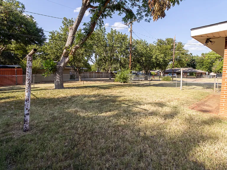 2400 Hampstead Ln — Photo 32