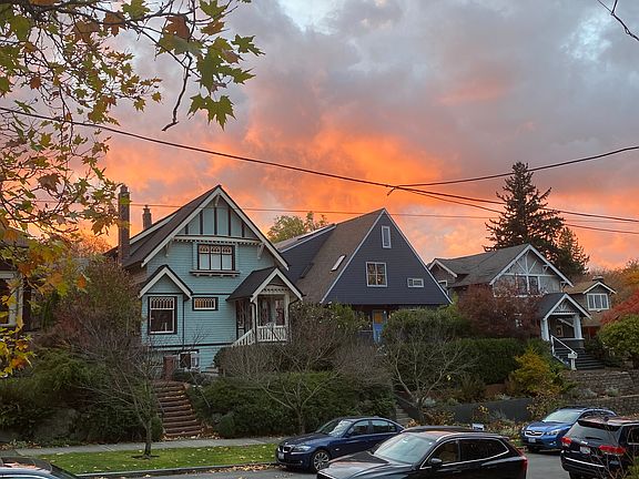 Charming neighborhood, steps away from restaurants, grocery store and coffee