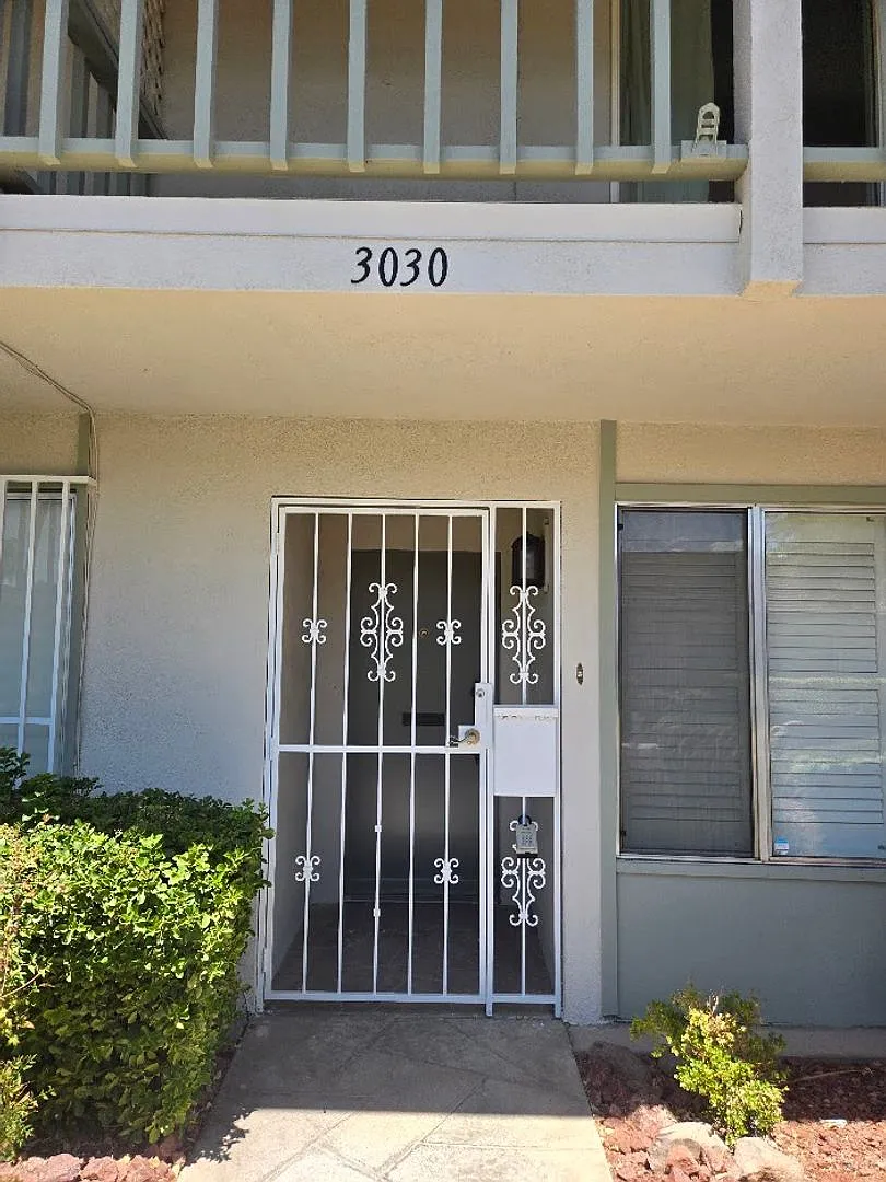 A Fabulous 3 Bedroom Townhome Centrally located. — Photo 2