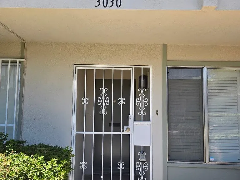 3030 El Camino Ave — Photo 2