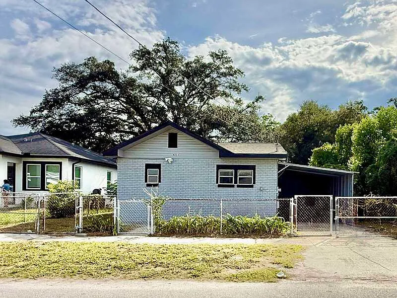 3 bed, 2.0 bath, 851 sqft, $1,895 — Photo 2