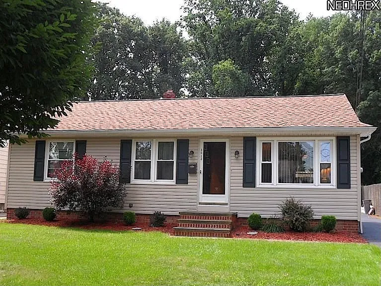 1013 Irving Ave photo 1