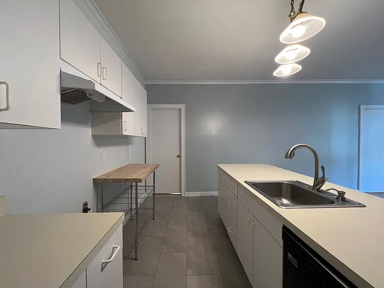 569 Whitney Ave #1R — Photo 4