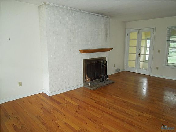 3rd image of 548 E 5th St