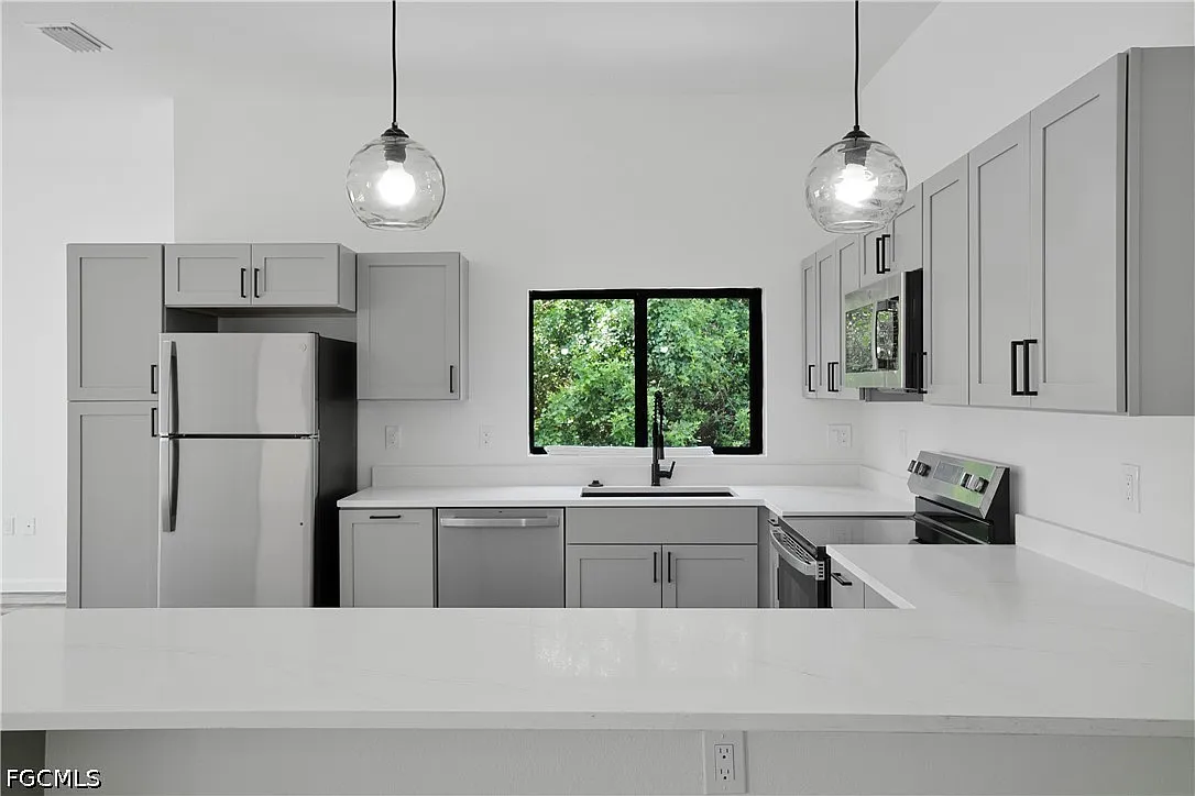 3 bed, 2.0 bath, 1400 sqft, $1,785 — Photo 1