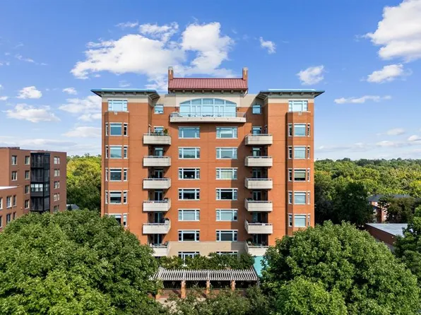 800 S Hanley Rd APT 2B, Saint Louis, MO 63105