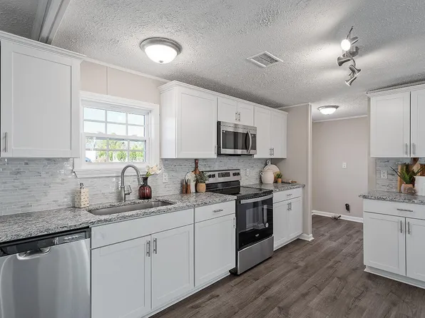 1301 Valley Ct, Zebulon, NC 27597