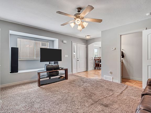 3rd image of 846 N Sapphire St