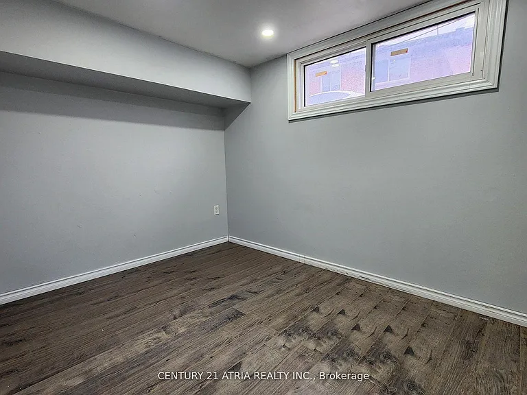 49 Lawrence Cres #BASEMENT — Photo 12