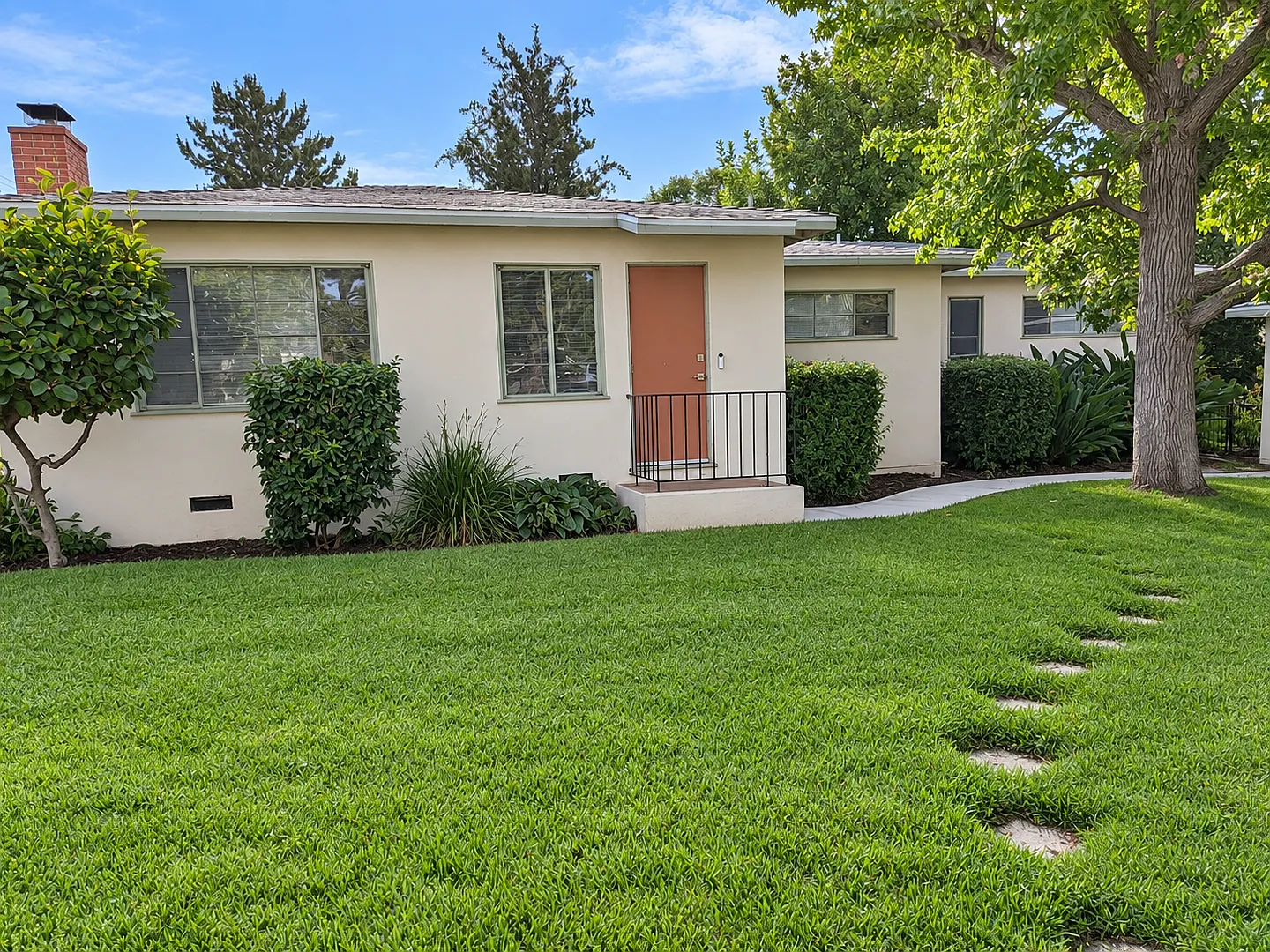 Charming 2-Bedroom Claremont Home Walk To The Village! — Photo 2